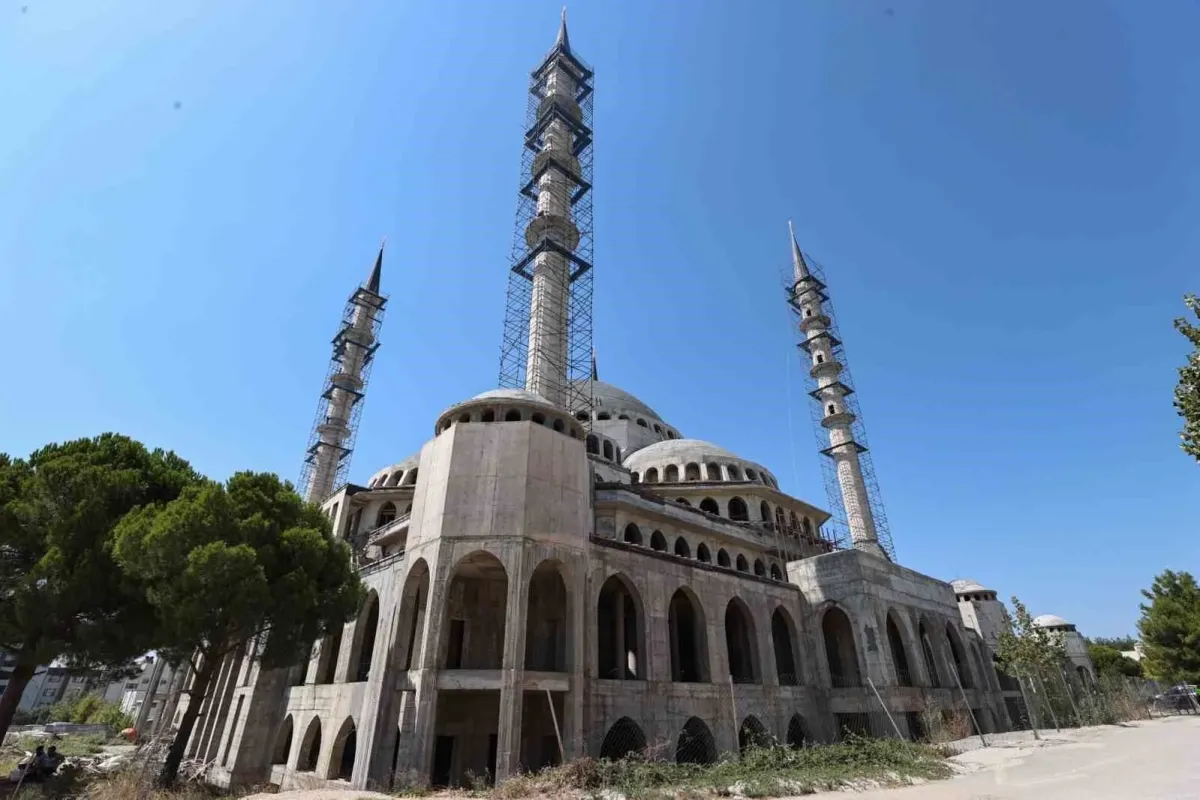 Bursa Valisi Ayyıldız, Türkiyenin en büyük 3. camisinin inşaatını ziyaret etti