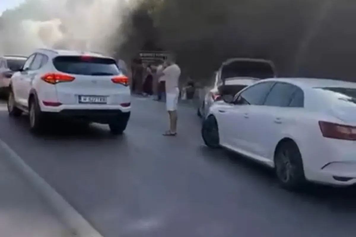 Seyir halindeki aracın motoru alev alev yandı