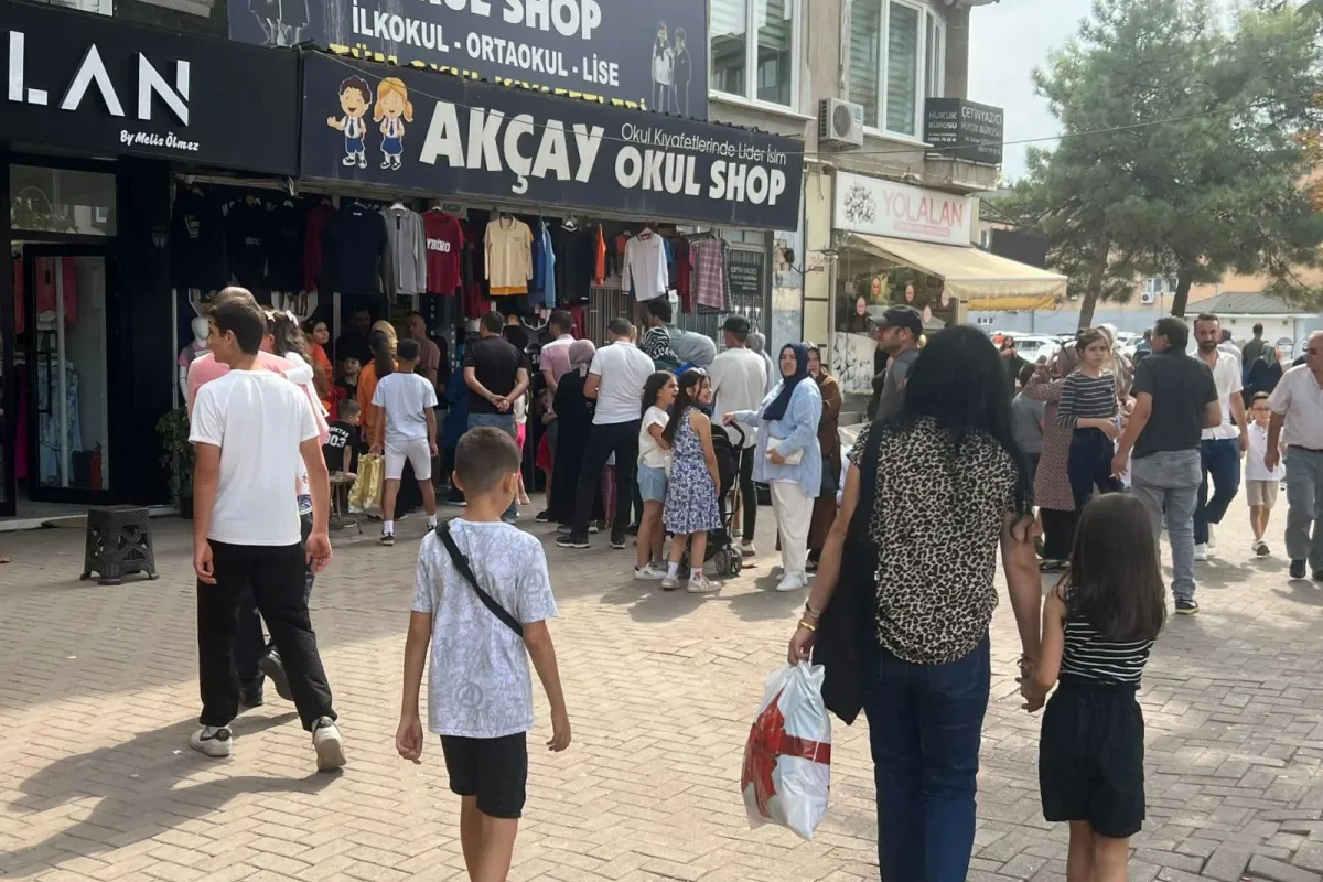 İnegöl'de Okul Açılışına Saatler Kala Kıyafet Mağazalarına Yoğun İlgi