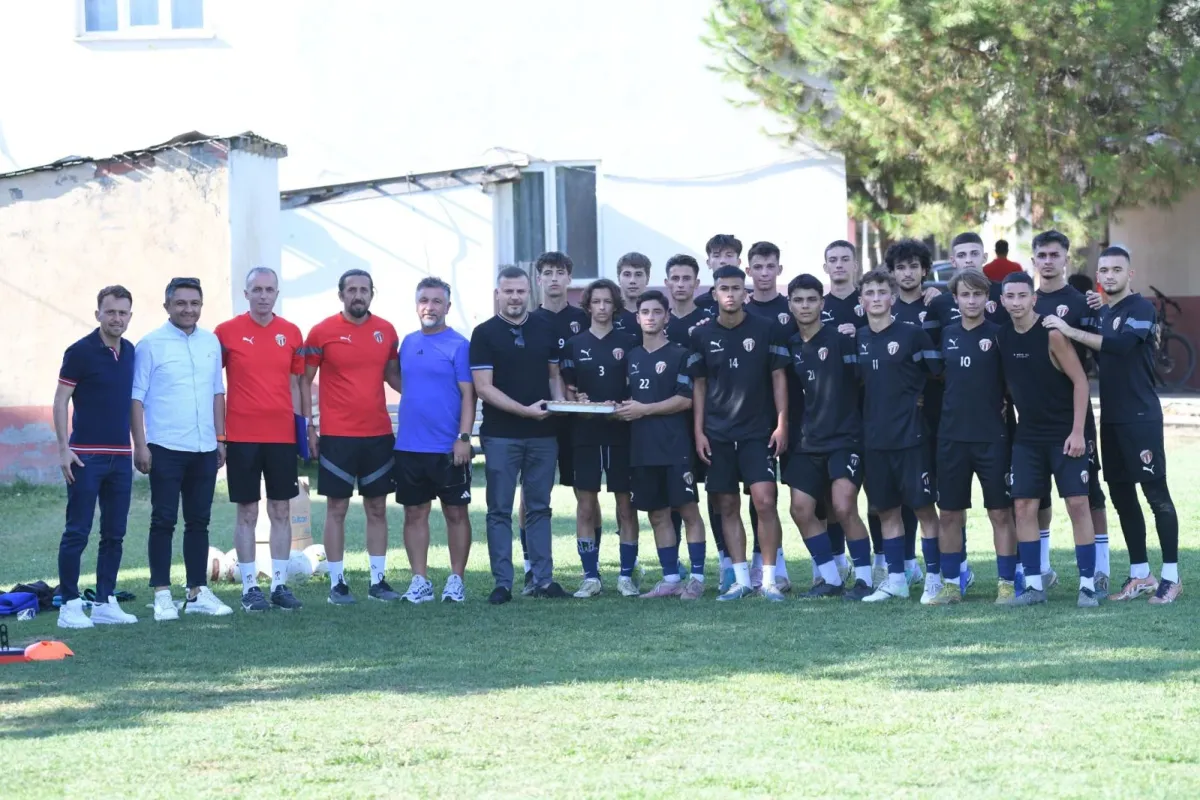 İnegölspor Yönetimi U-19 Takımını Ziyaret Edip Baklava İkramında Bulundu