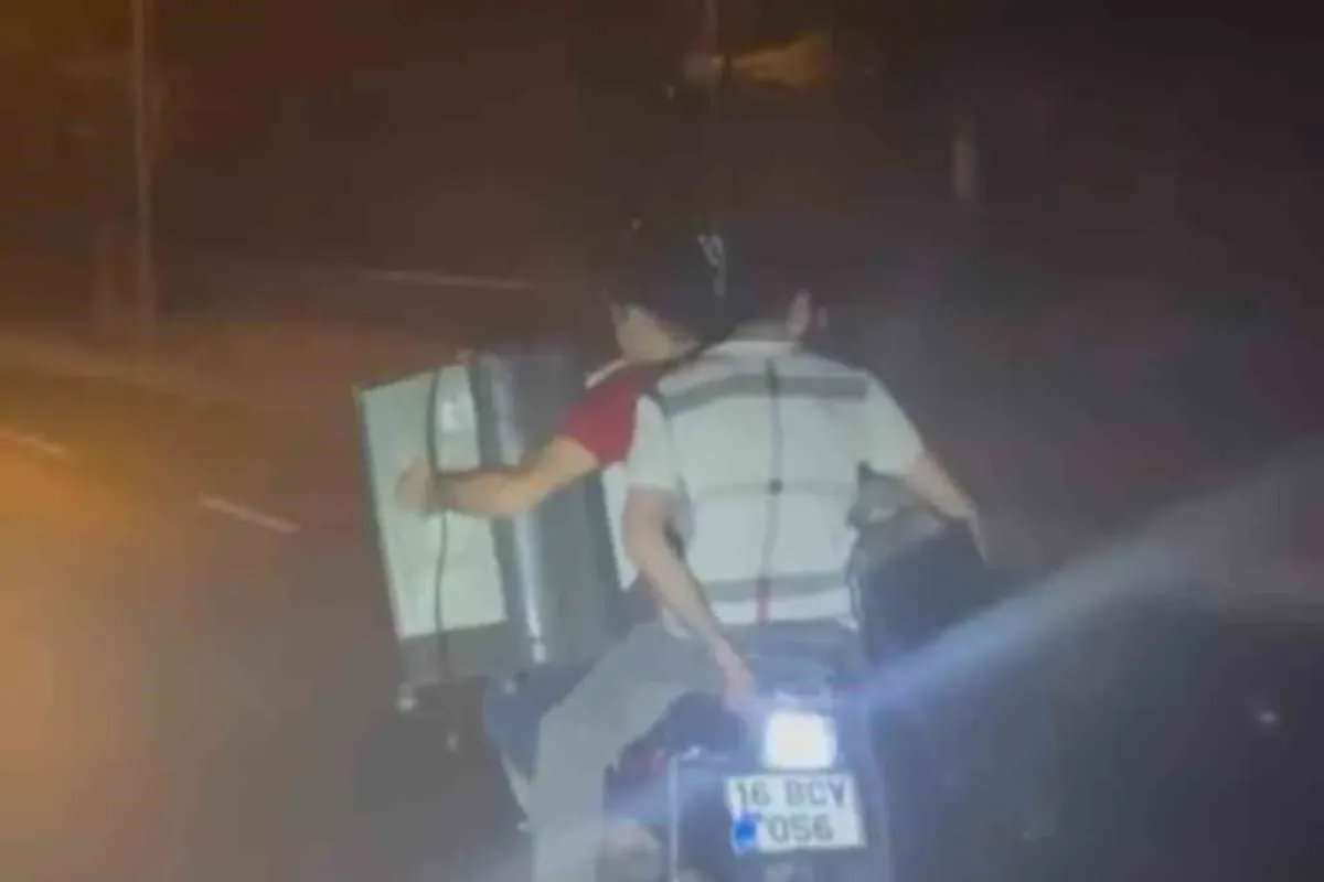 Bursada 3 kişi motosikletle yolculuk yapıp yük taşıdı