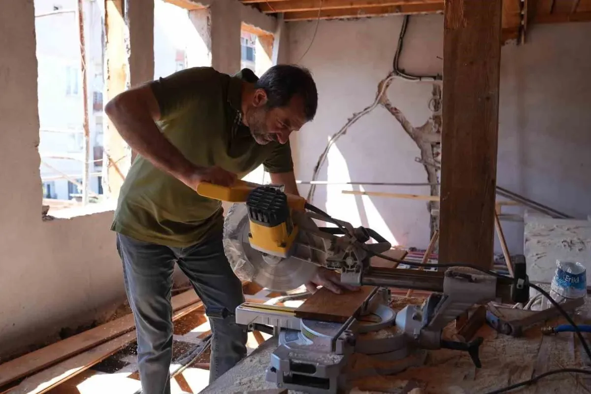 Belediye Başkanı kütüphane inşaatında çalışıyor