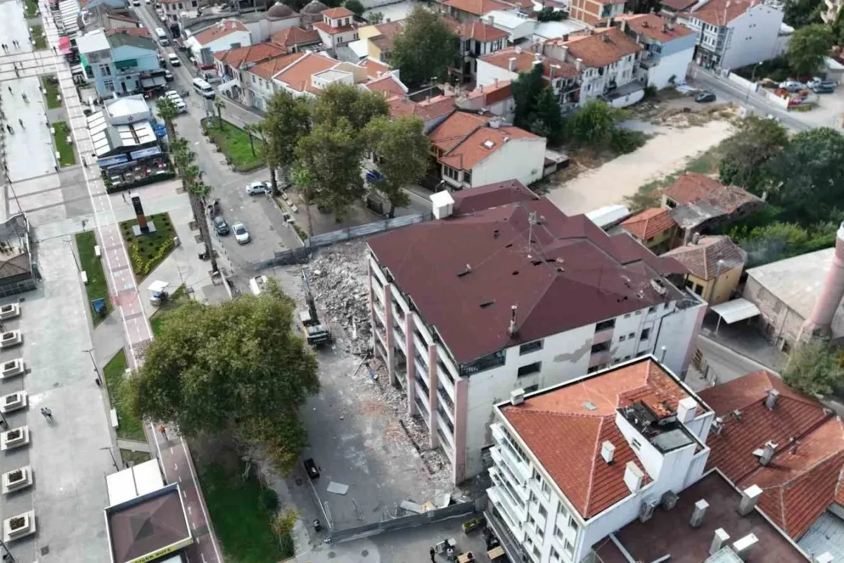 Mudanyada 50 yıllık belediye binası yıkılıyor