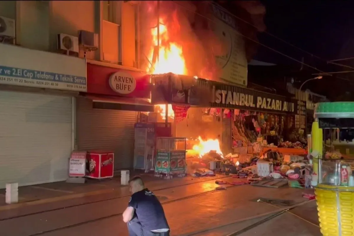 Bursada hediyelik eşya mağazası alev alev yandı: Havai fişekler pe peşe böyle patladı