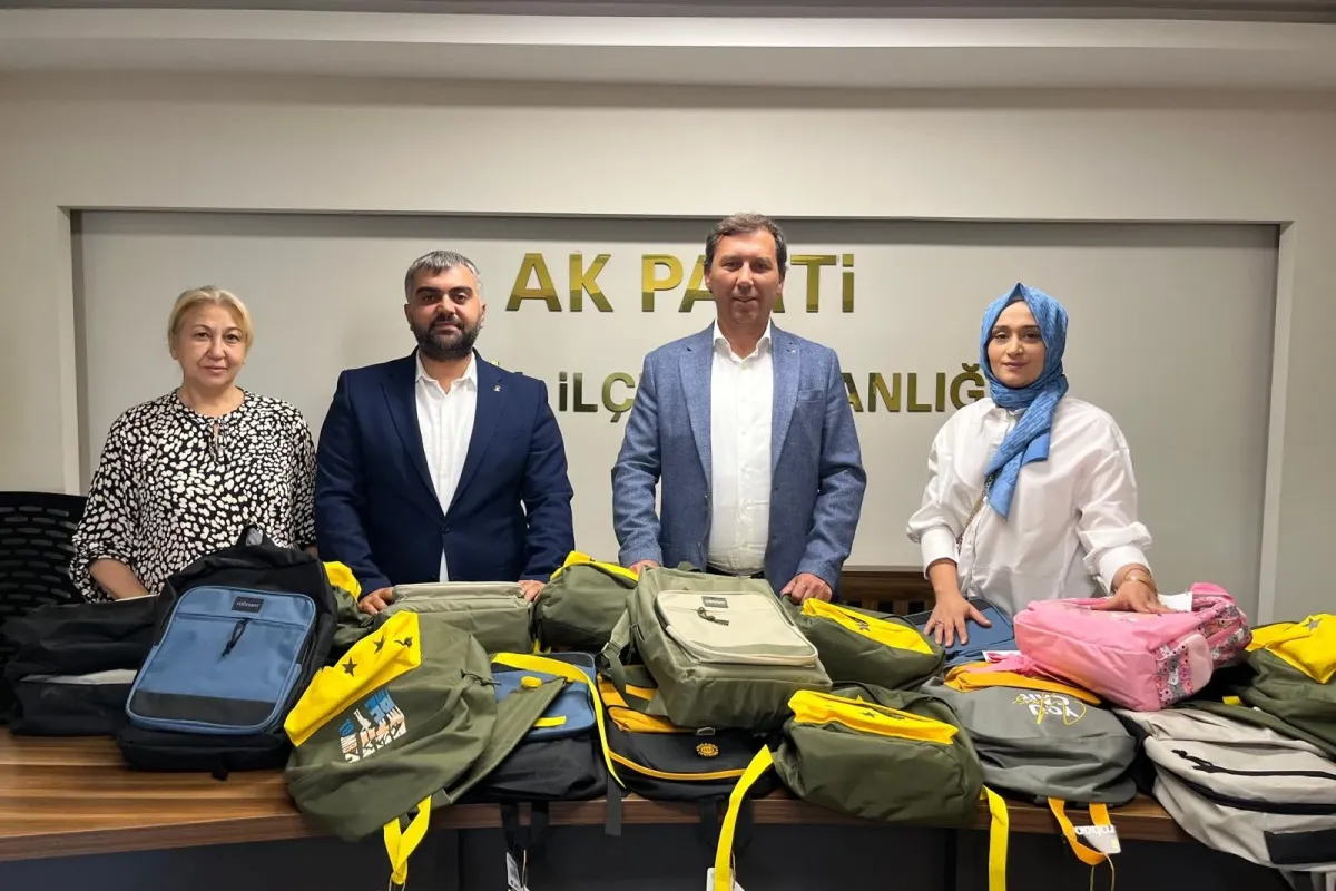 AK Parti İnegöl İlçe Teşkilatı'ndan öğrencilere kırtasiye desteği