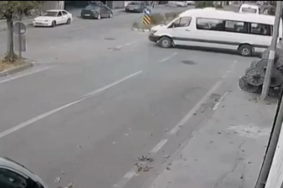 Kaza yapmamak için manevra yaptı, kaldırıma çıkarak durabildi