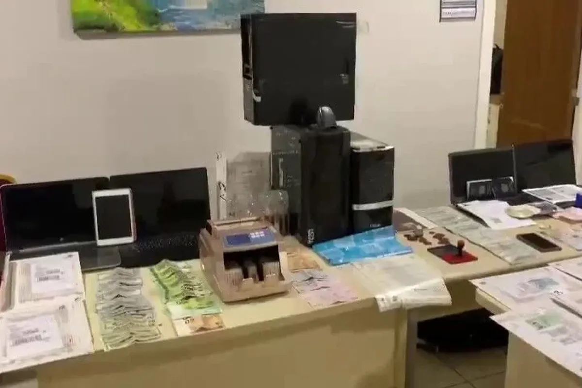 Turizm acentesi altında yabancı uyruklu şahıslara oturma izni çıkartan şüphelilere operasyon: 3 tutuklu