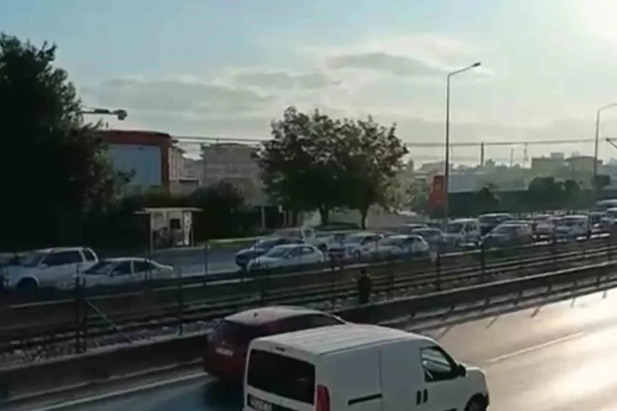 Bursa’da metro tellerinde yürüyen şahıs alarmı