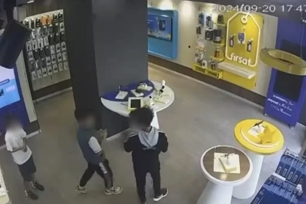 30 saniyede 160 bin lira değerindeki telefonları böyle çaldılar