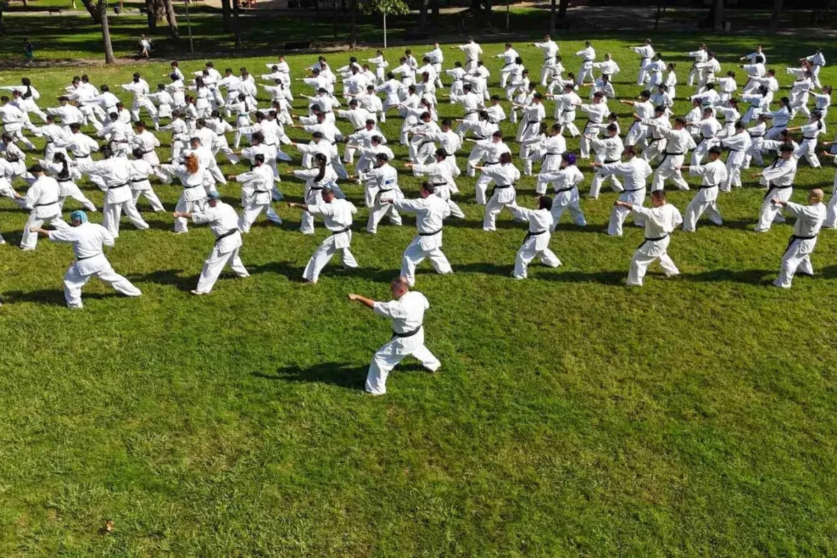 Bursa’da 240 kişilik karate şovu görsel şölen oluşturdu