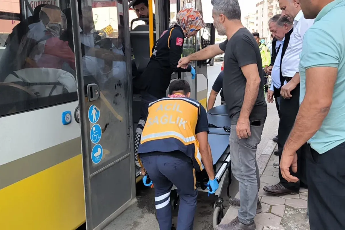 Önüne çıkan bisiklete çarpmamak için ani fren yaptı! 2 yolcu yaralandı