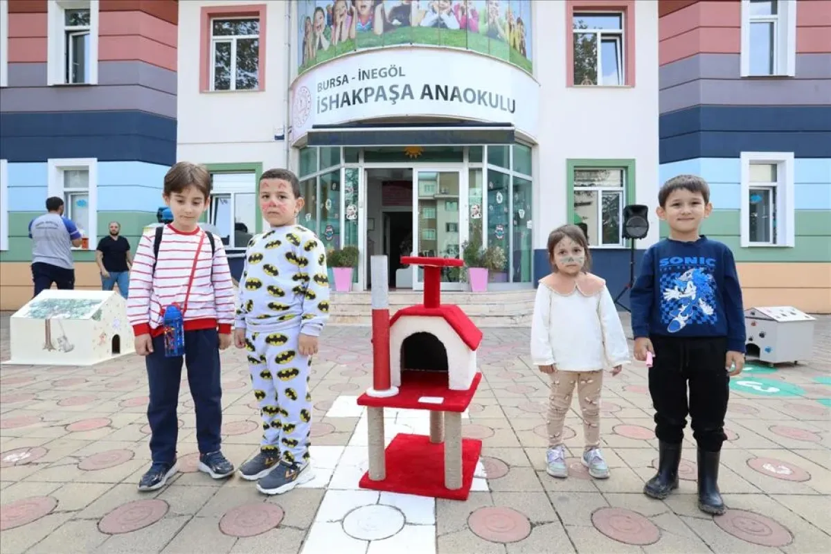 İnegöl'de Minik Ellerden Can Dostları İçin Büyük İş