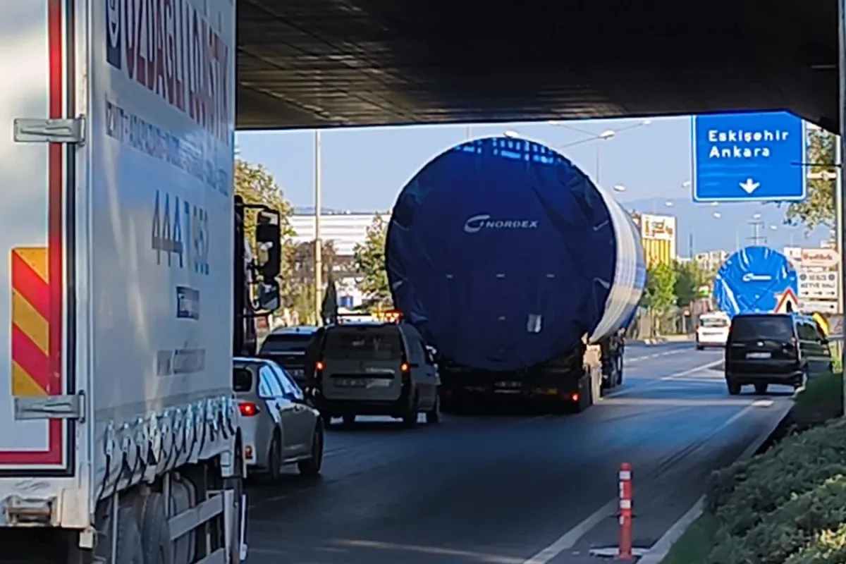 Tır köprüye sıkıştı! Ankara yolunda trafik durdu