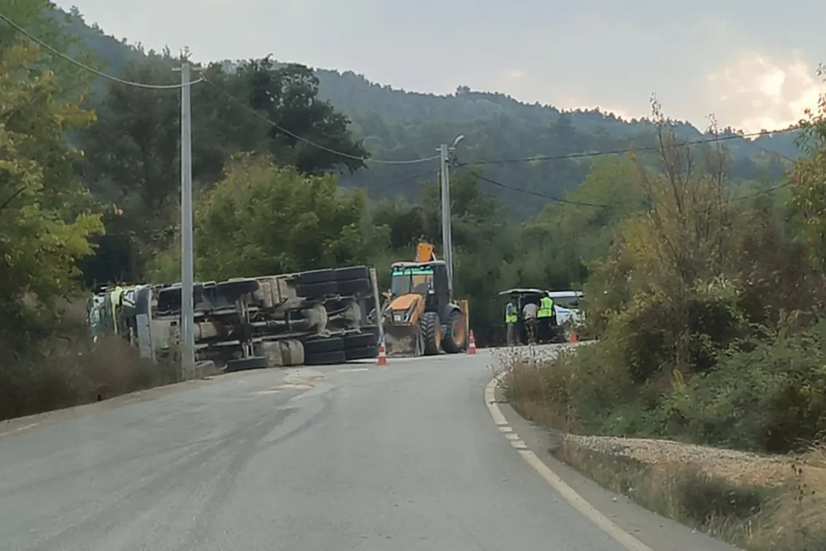 İnegöl'de Kaza! Kamyon Yan Yattı