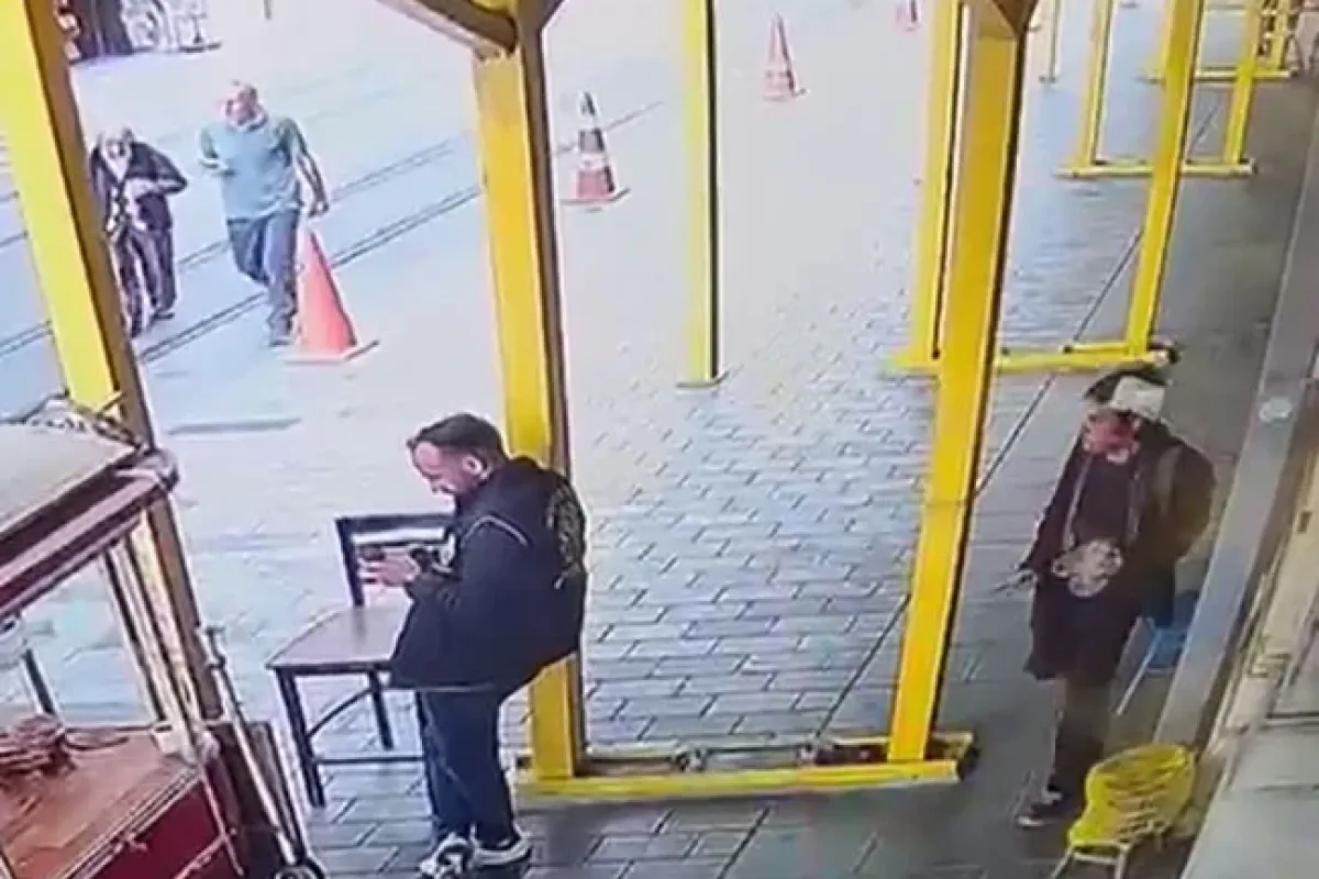 İstiklal Caddesi’nde Polis Memuruna Bıçaklı Saldırı