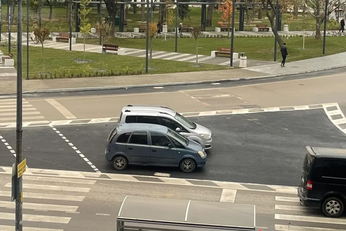 100 metre ilerideki otopark yerine yolun ortasına araçları park ettiler