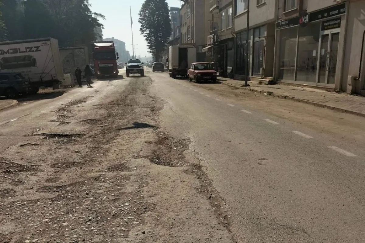 İnegöl Kasım Efendi Caddesi’nde Asfalt Eksikliği Tepki Çekiyor