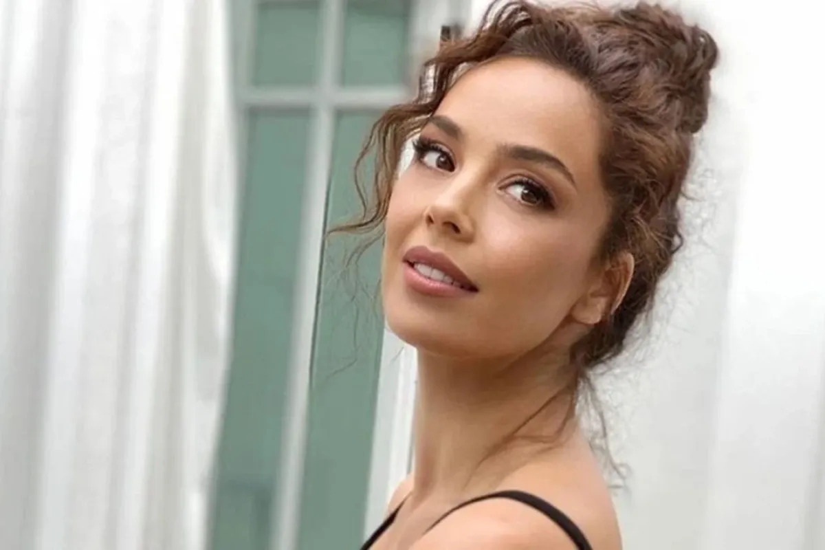 Azra Akın Kimdir? Hayatı, Kariyeri ve Özel Yaşamı