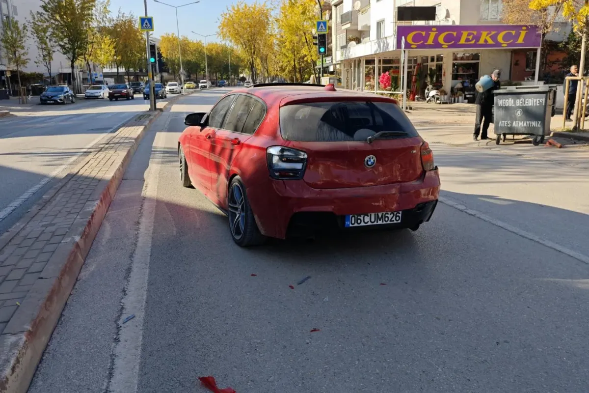 İnegöl'de 3 araç birbirine girdi; 1 yaralı