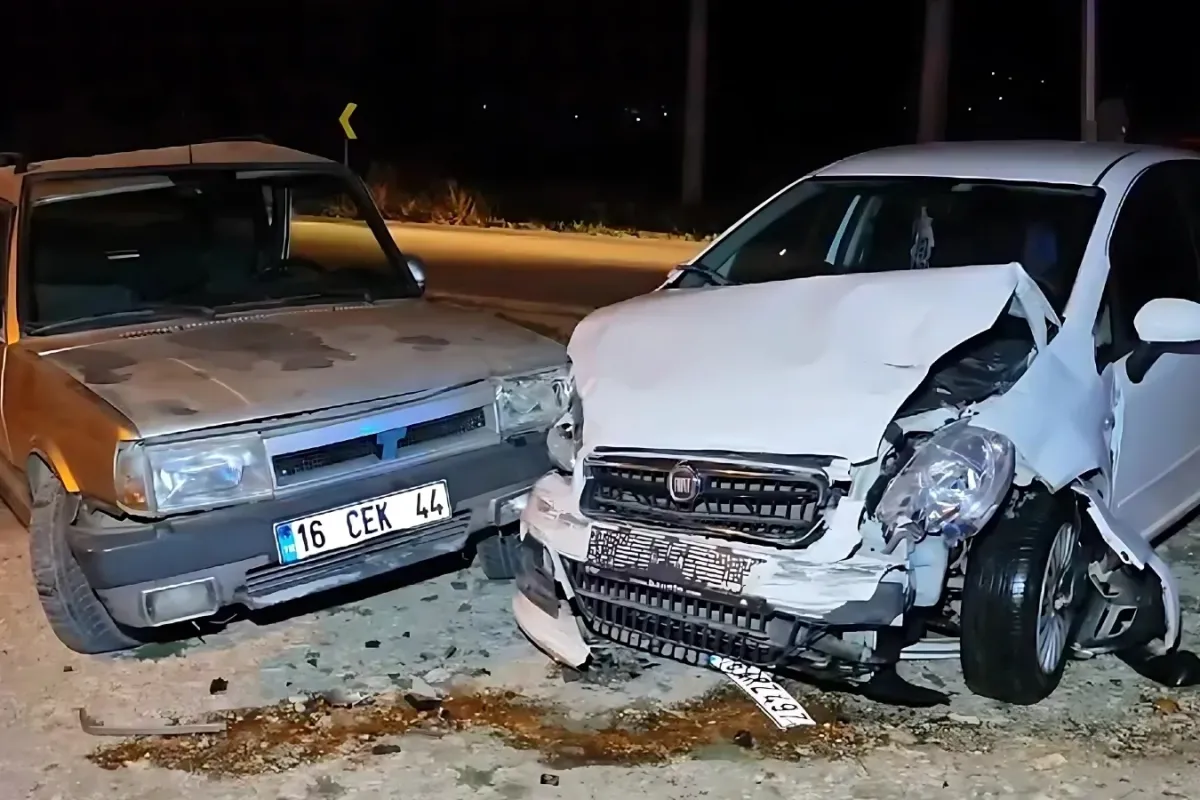 İnegöl’de Kafa Kafaya Çarpışan İki Otomobilde 6 Kişi Yaralandı
