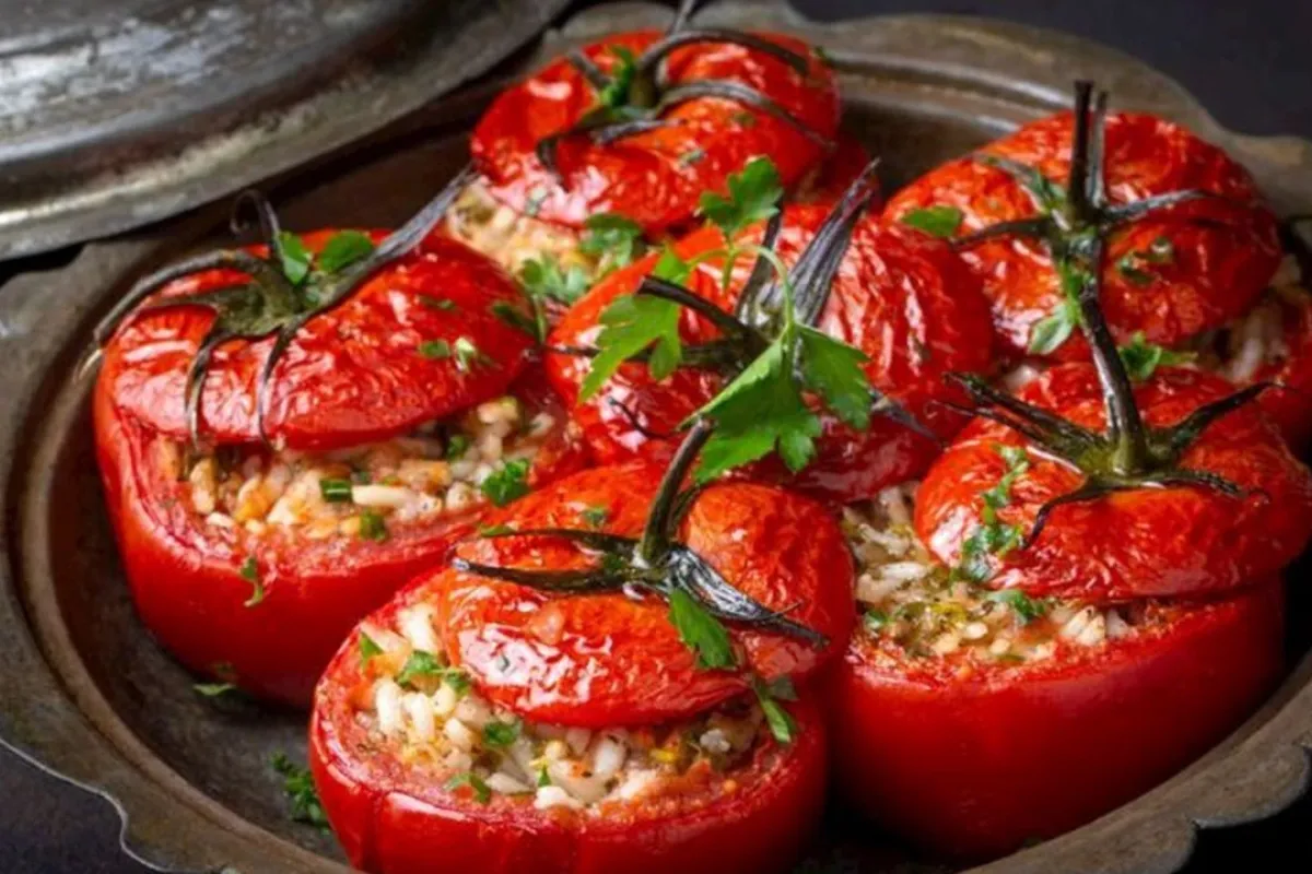 Fatih Ürek ile Gelin Görümce Domates Dolması Tarifi: Lezzet ve Şıklığın Birleşimi