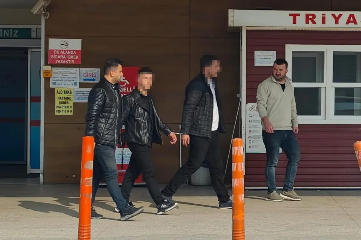 İnegöl'de kol kola cezaevine gittiler!