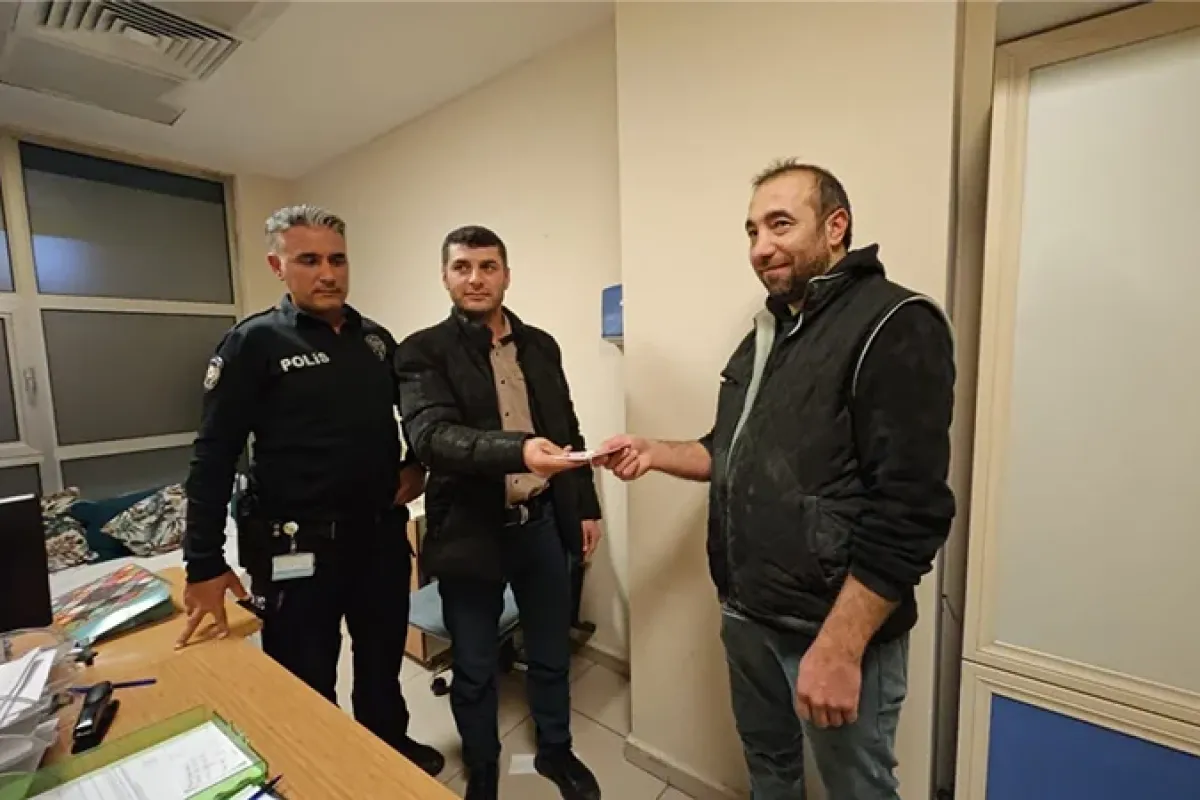 ATM’de Unutulan Para Örnek Bir Davranışla Teslim Edildi