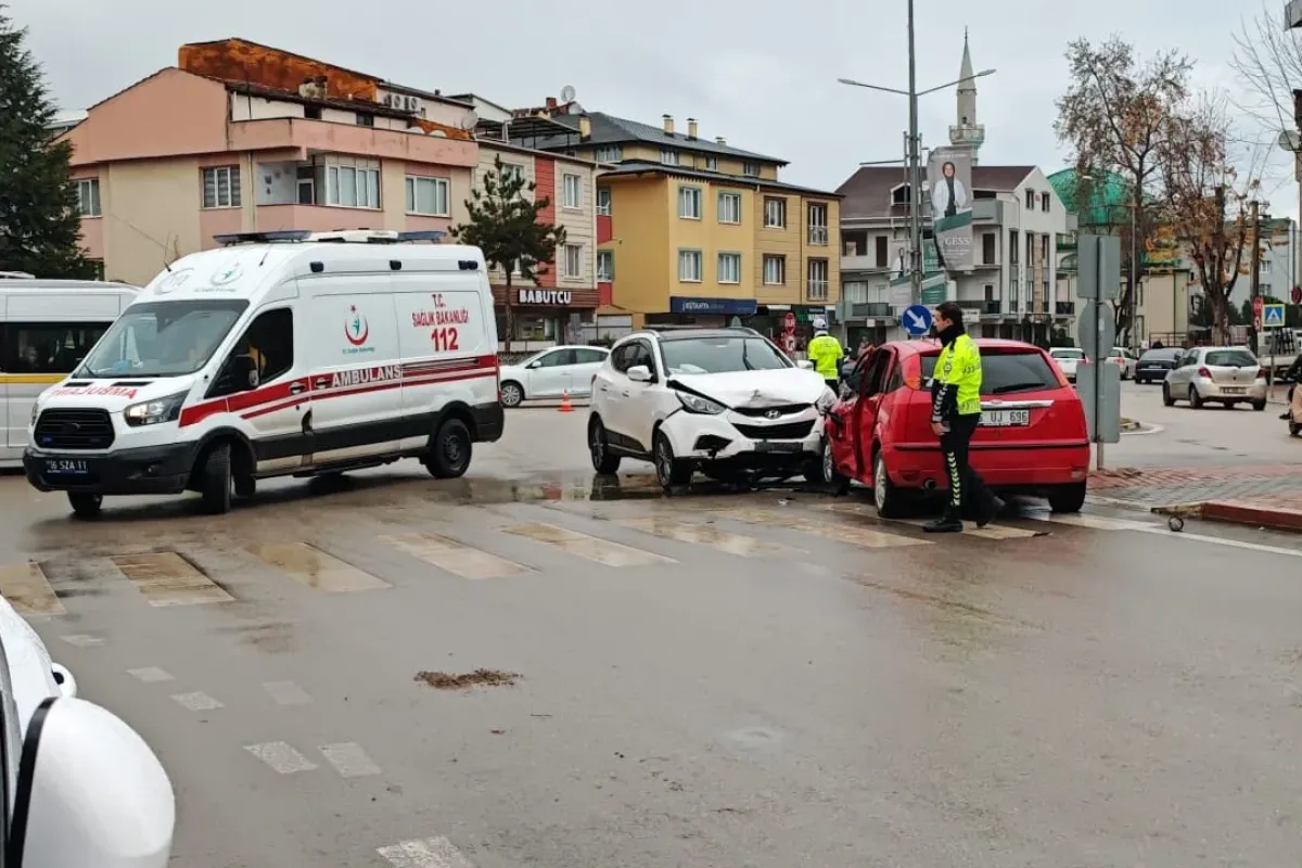 Cip ile Otomobil Çarpıştı, 1'i Çocuk 2 Kişi Yaralandı
