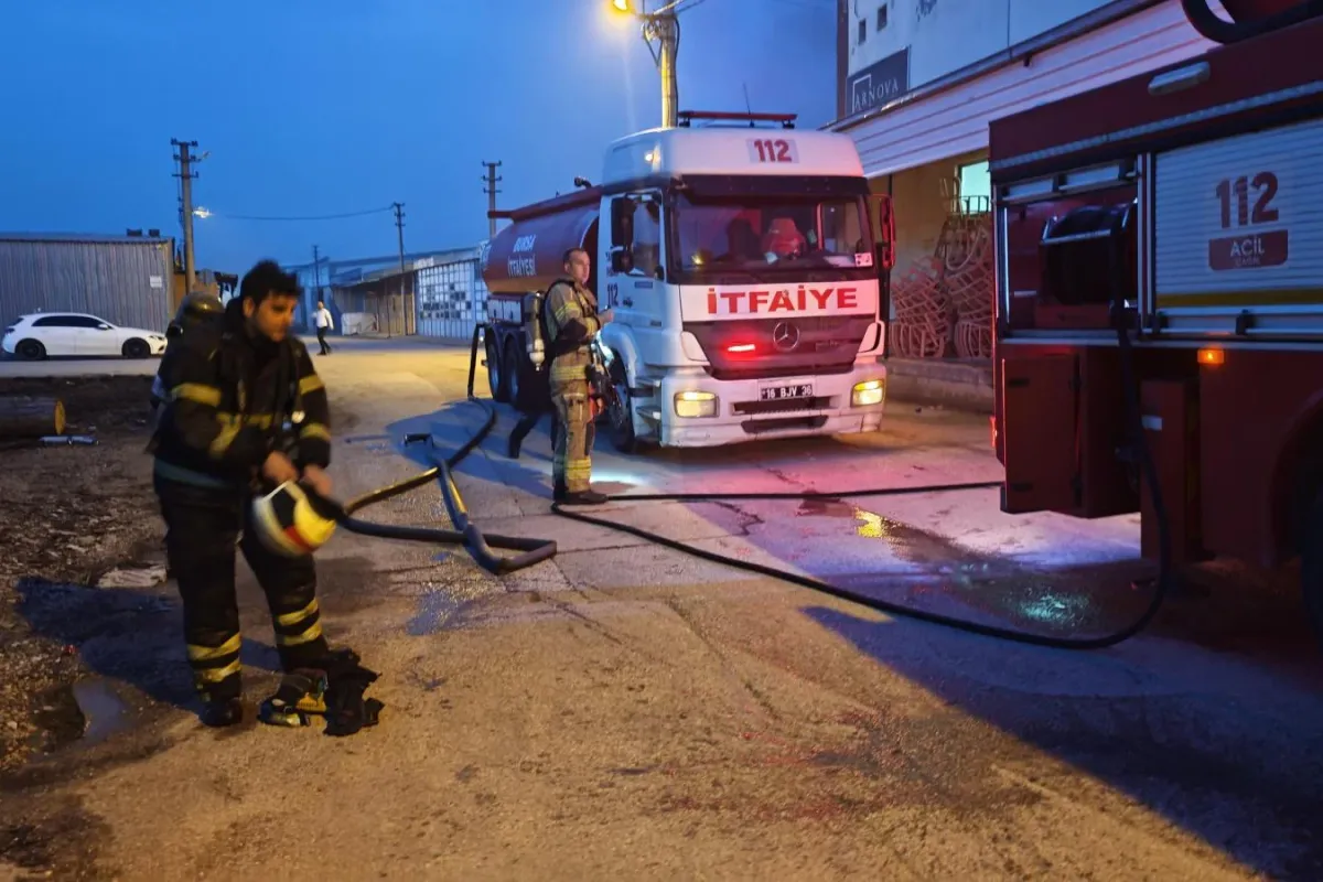 İnegöl'de mobilya fabrikasında yangın paniği