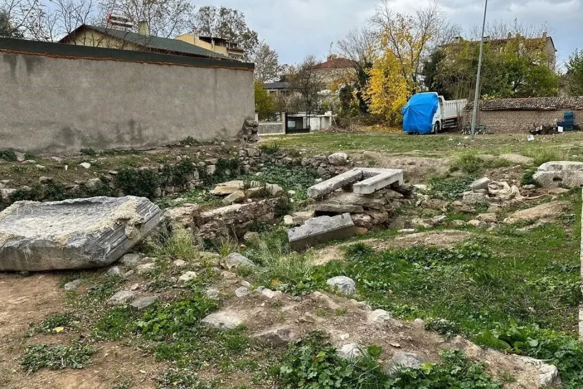 İznik’te tarihi mezarlık harabeye döndü