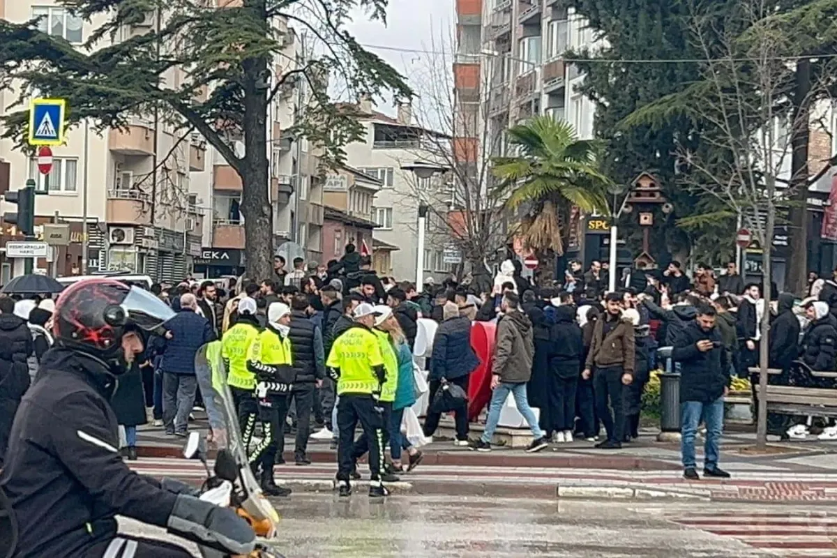 Suriyeliler İnegöl’de Şam Zaferini Kutladı