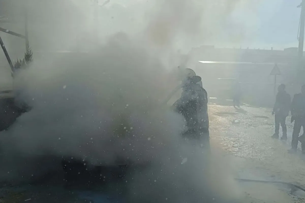 Park halindeki araçtaki yangın söndürüldü