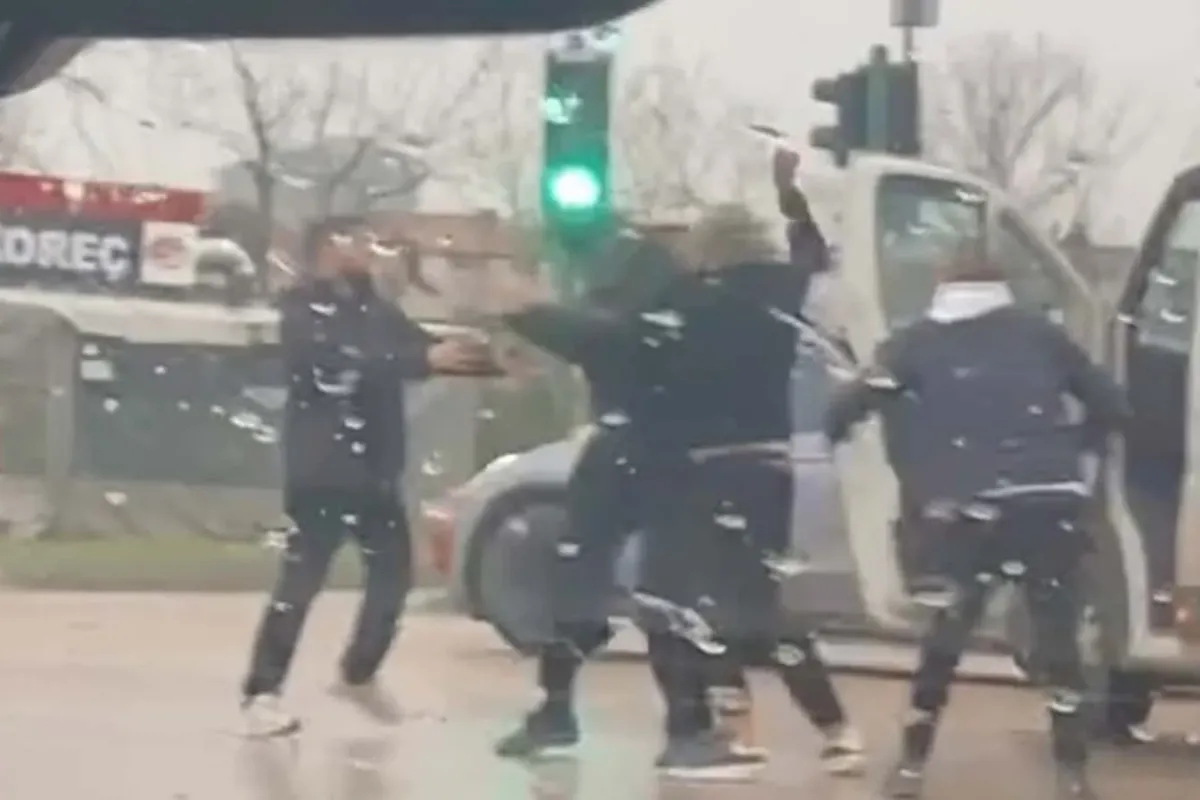 Trafikte tekme tokat birbirlerine girdiler
