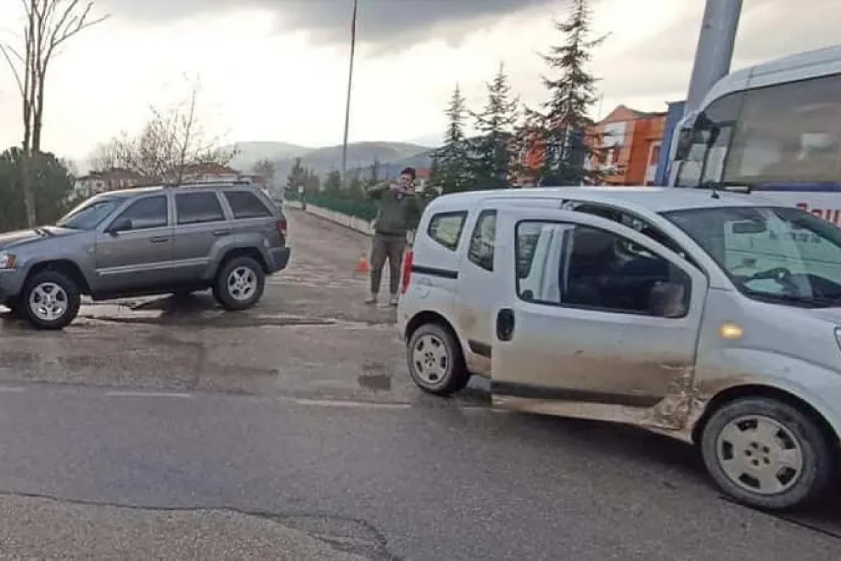 İnegöl’de Çift Taraflı Trafik Kazası: 2 Yaralı