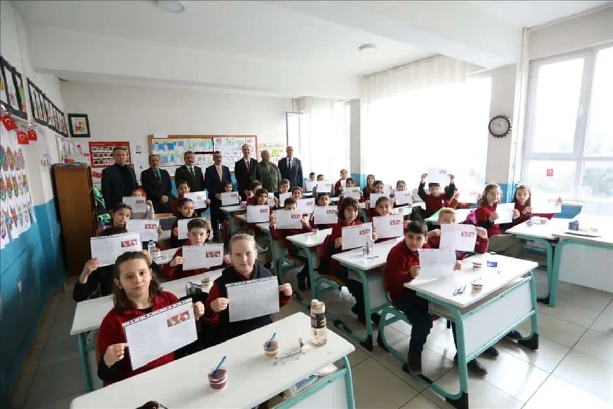 Protokol Üyeleri Öğrencilerle Birlikte Karne Heyecanı Yaşadı