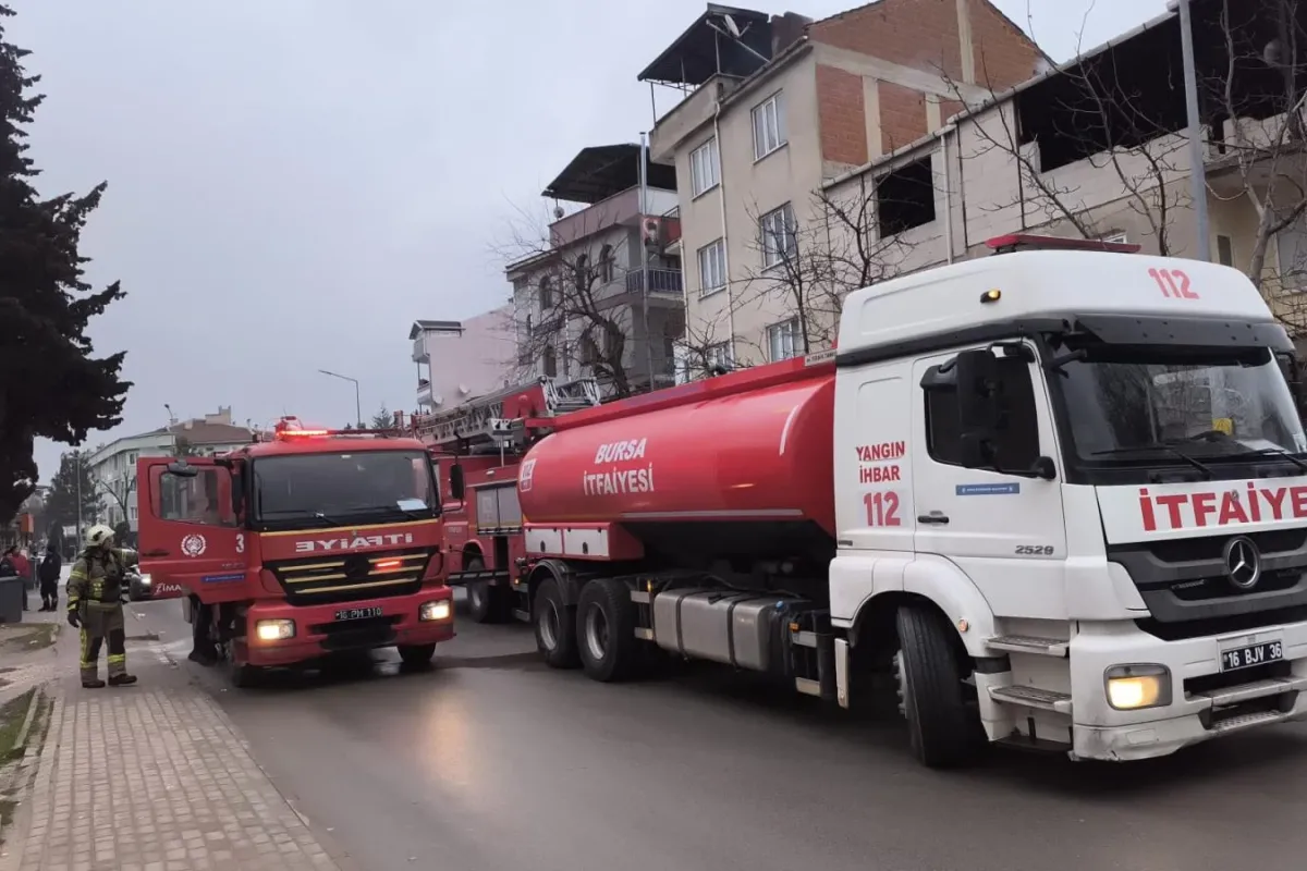 İnegöl'de evin çatısı alevlere teslim oldu