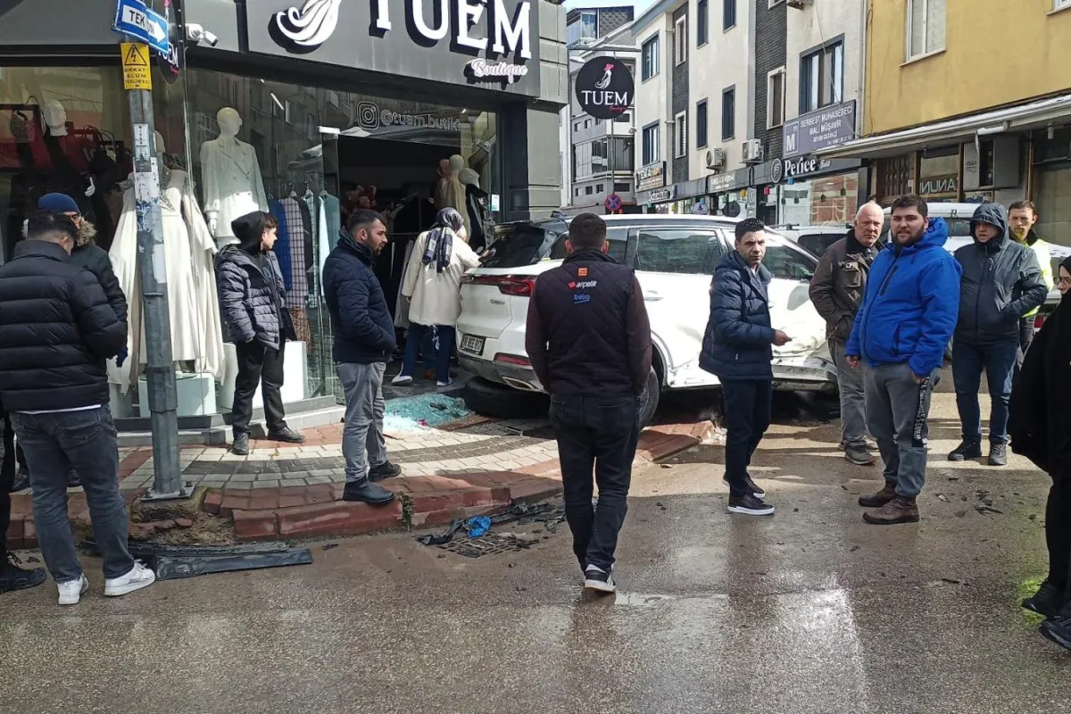İnegöl'de kontrolden çıkan araç iş yerine daldı