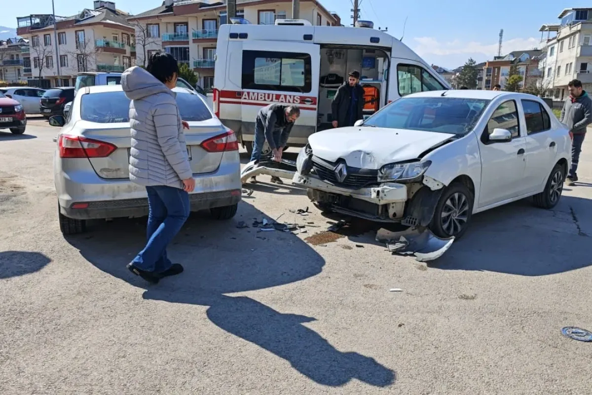 Kemalpaşa Mahallesi'nde Otomobiller Çarpıştı: 2 Yaralı