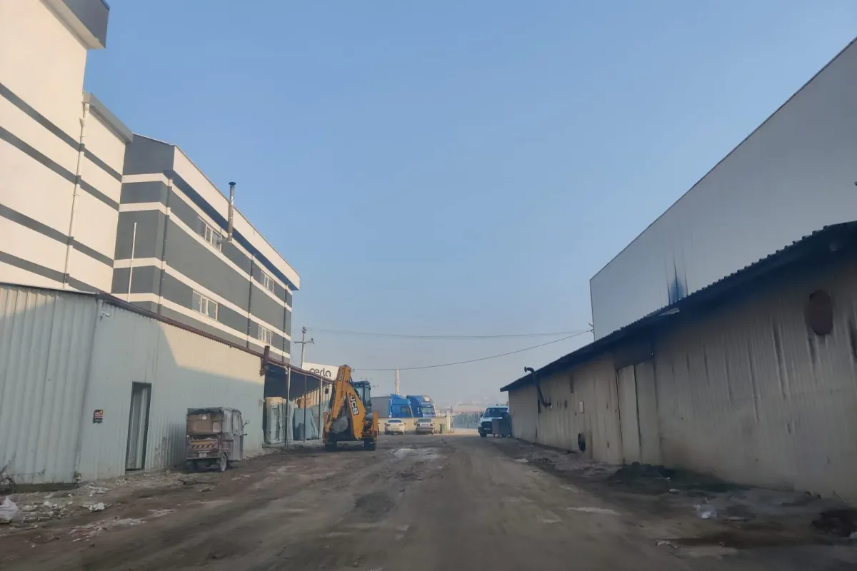 Tepki çeken çamurlu yola onarım çalışması