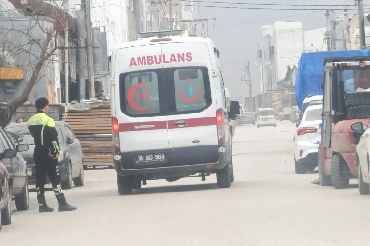 Çatıdan düşen işçi ölümden döndü