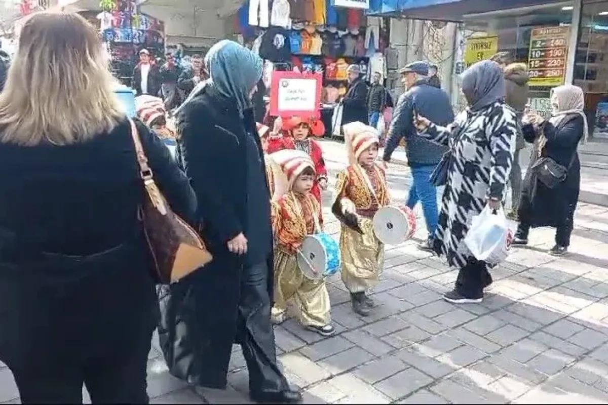 Minik yeniçerilerden Ramazan yürüyüşü