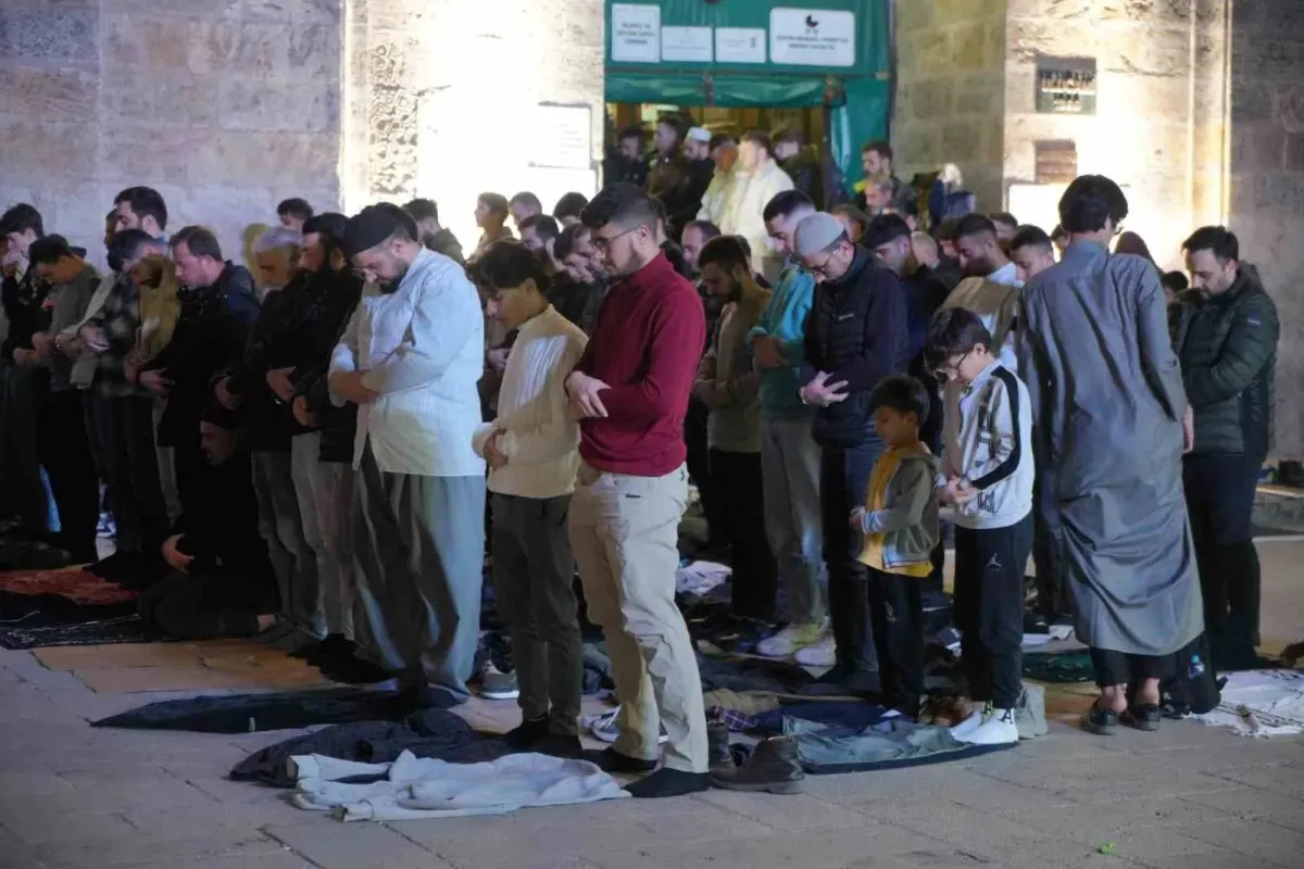 Bursalılar ilk teravih için Ulu Cami’ye koştu