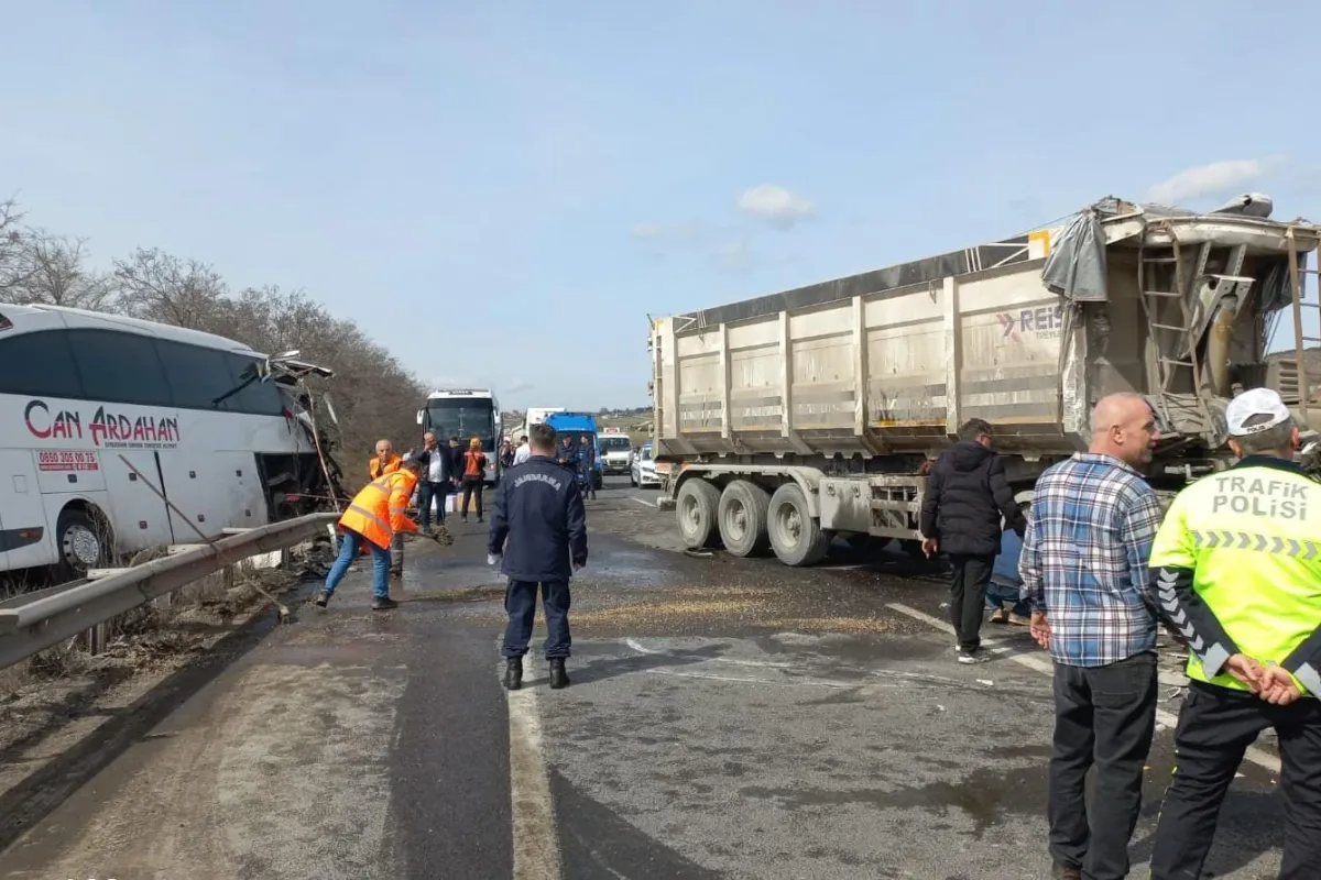İnegöl yolunda feci kaza; 12 yaralı