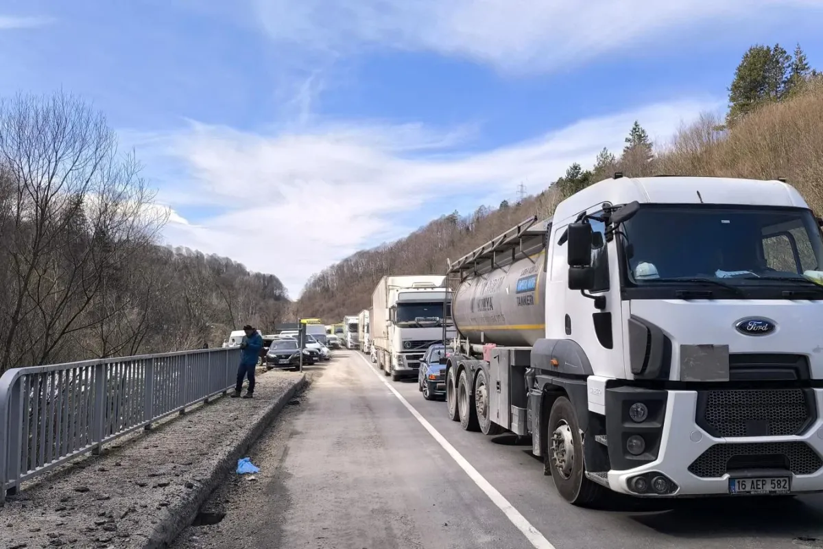 Mezitte yol kapandı! Metrelerce kuyruk oluştu