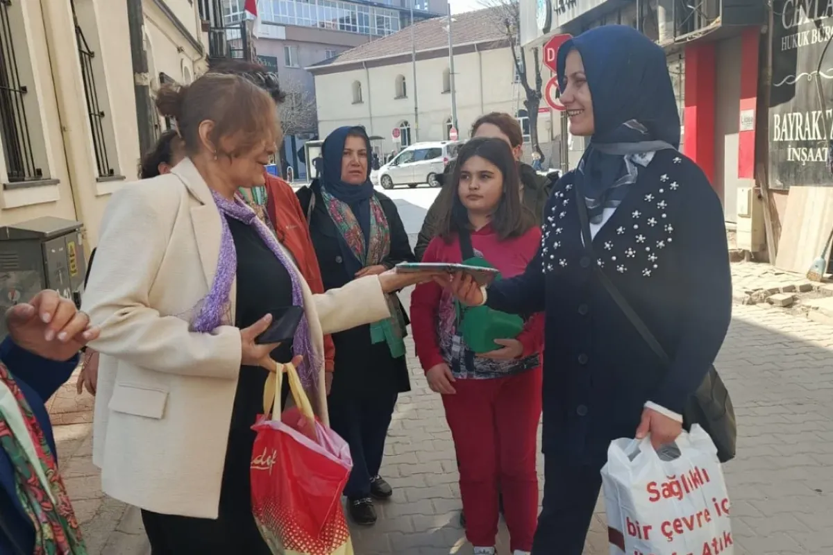 CHP İnegöl Kadın Kolları 8 Mart'ı şal ve çiçekle kutladı