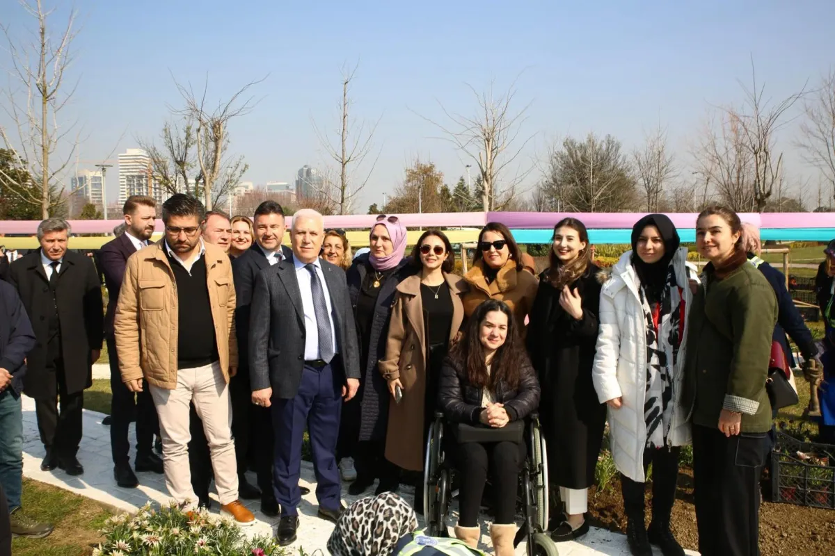 Çiçekler özel günde toprakla buluştu