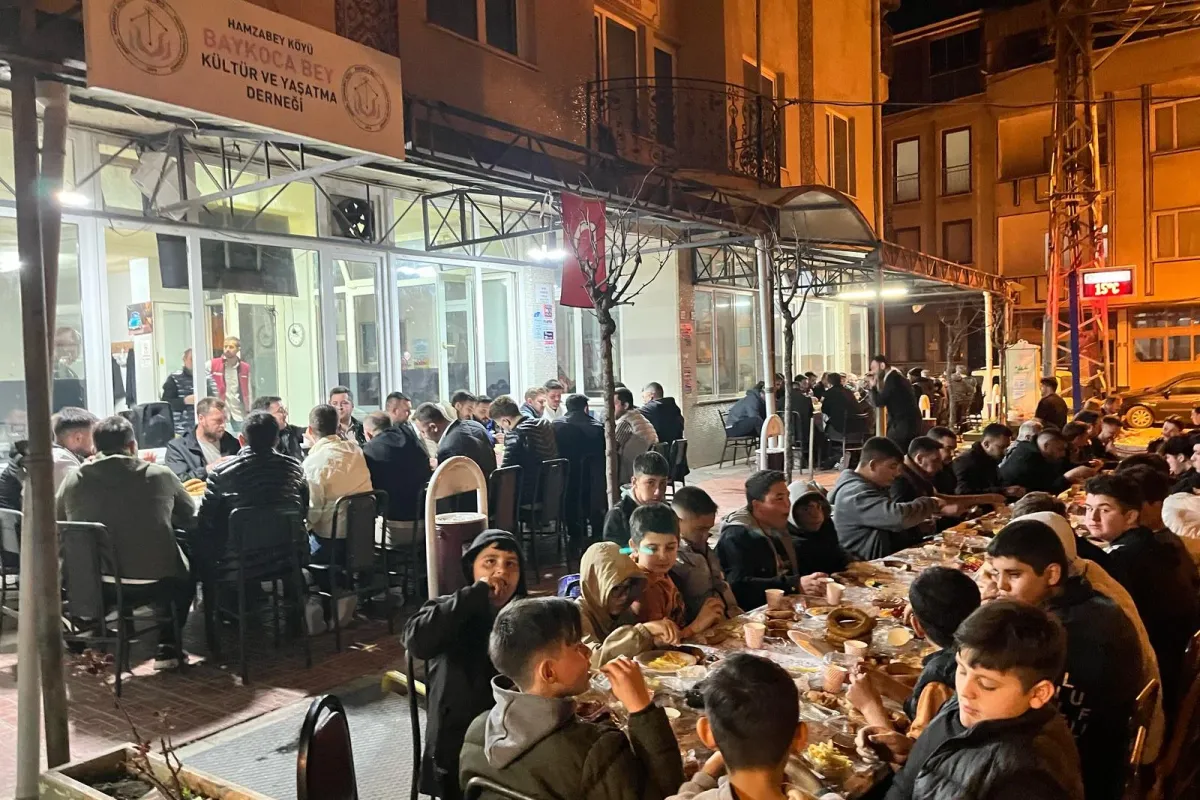 Köy meydanında sahur sofrasında buluştular