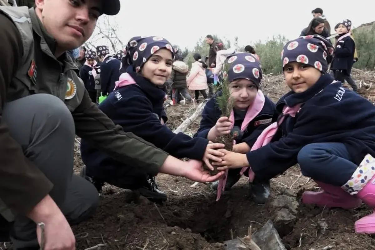 Bir günde 10 bin fidan toprakla buluştu