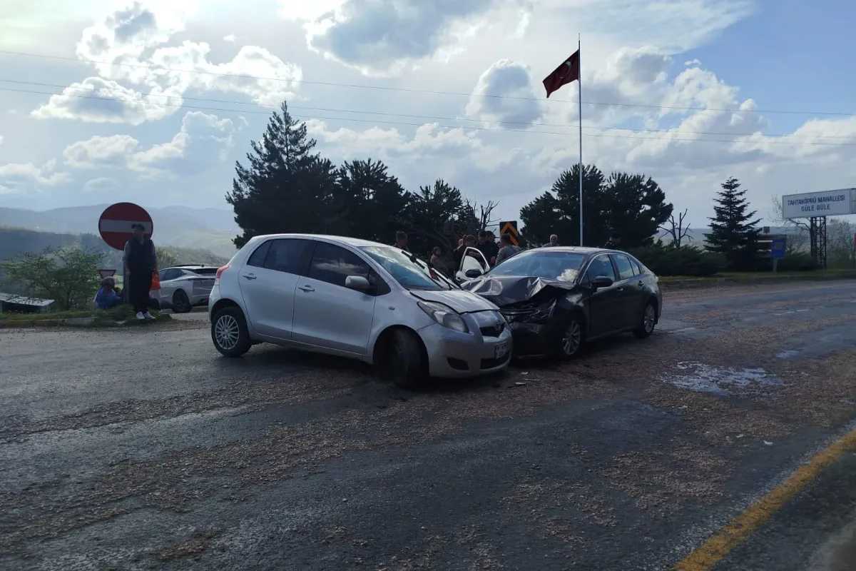 İnegöl'de kafa kafaya çarpıştılar; 2 yaralı