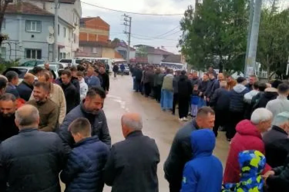 Bayram Namazı Sonrası 1 kilometrelik bayramlaşma kuyruğu
